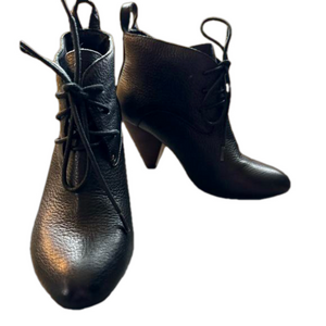 Florsheim Black Pebble Leather Lace Up 3.5” Heeled Booties. Size 38